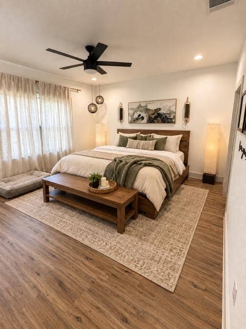 Looking for roommates!