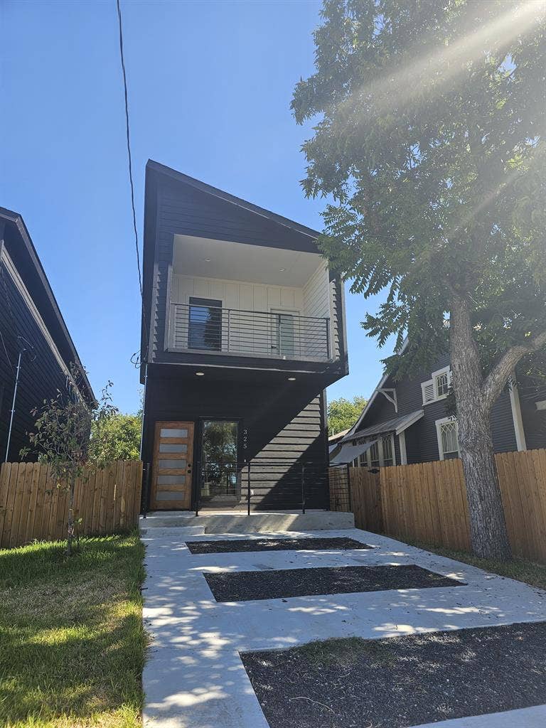 Looking for roommates!