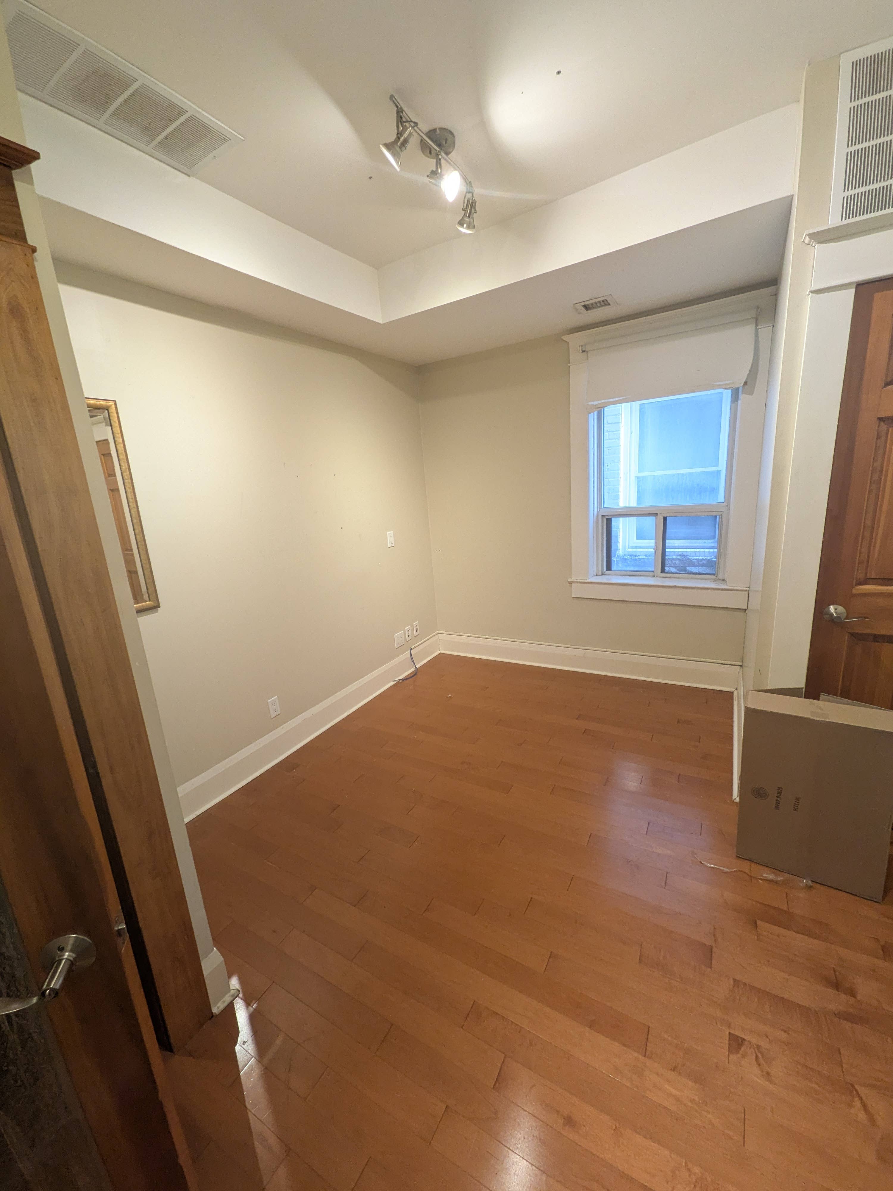 Looking For Roommate