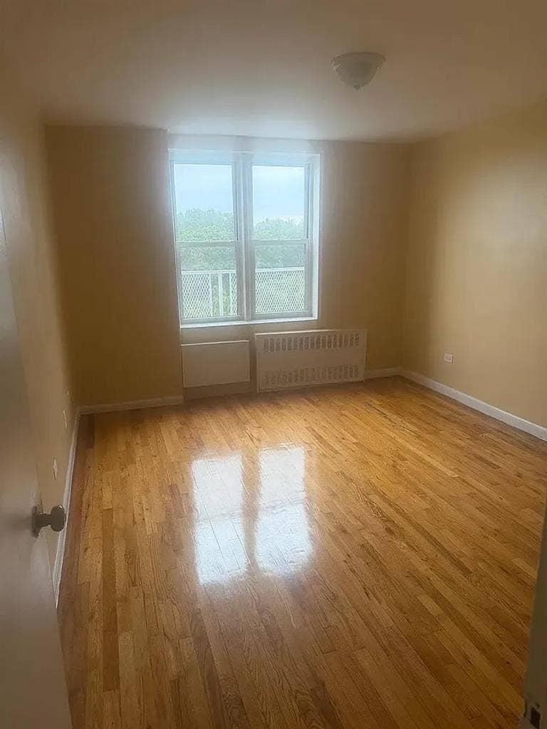 Female roommate needed F4F