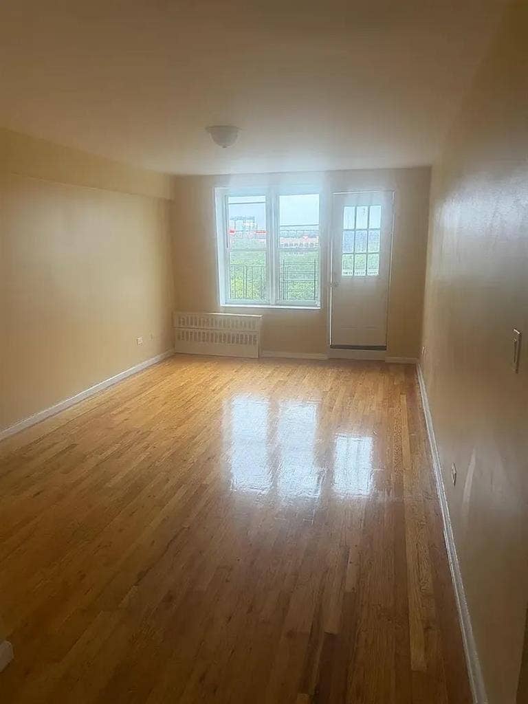 Female roommate needed F4F