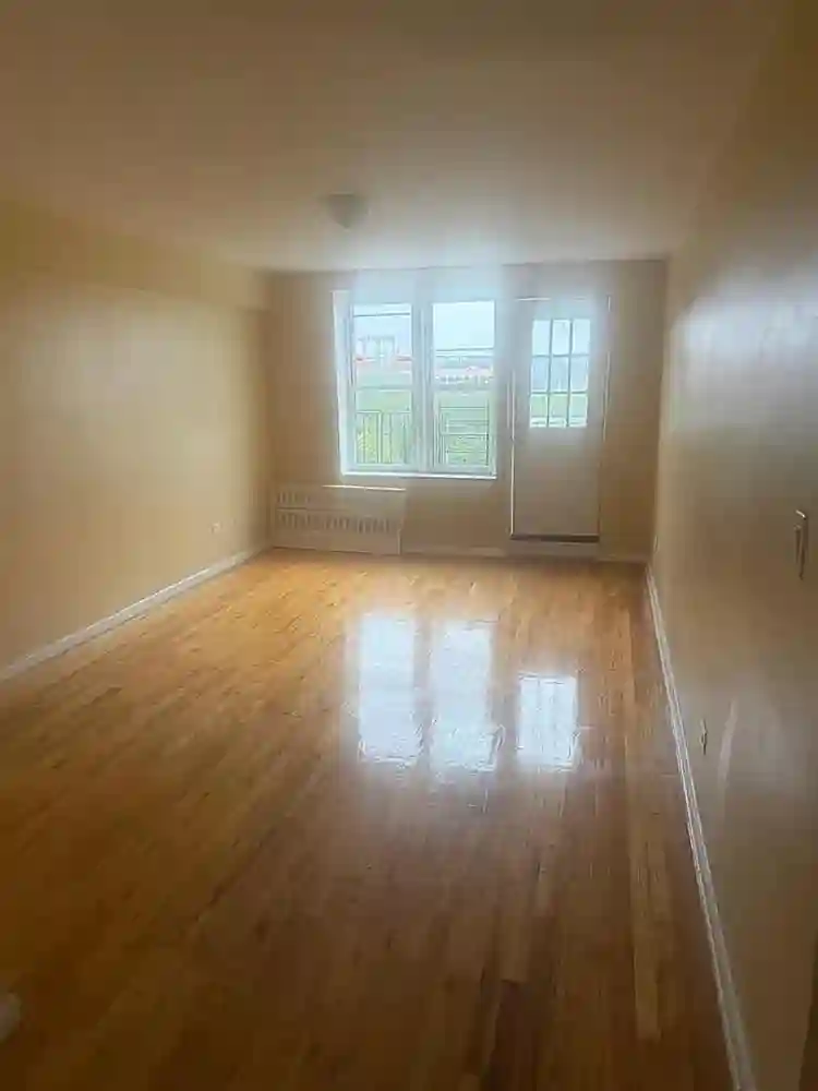 Female roommate needed F4F
