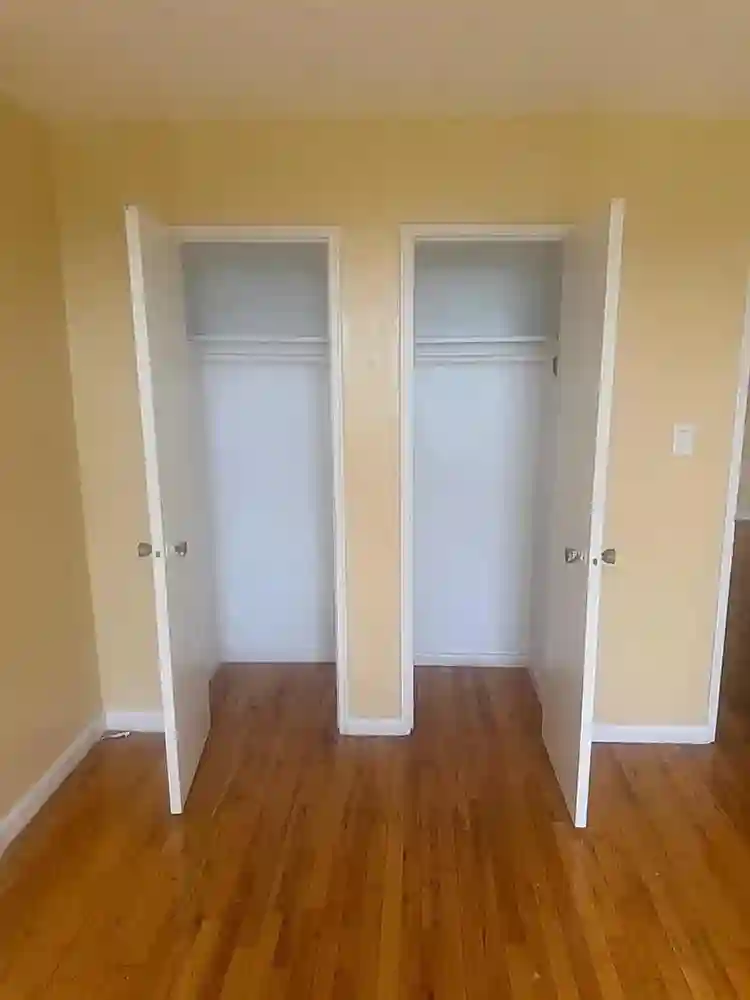 Female roommate needed F4F