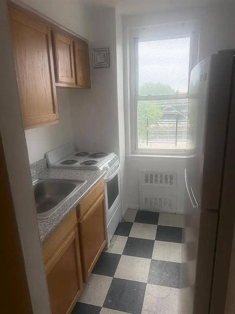 Female roommate needed F4F