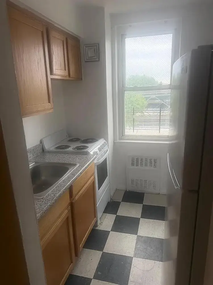 Female roommate needed F4F