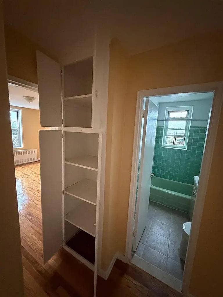 Female roommate needed F4F