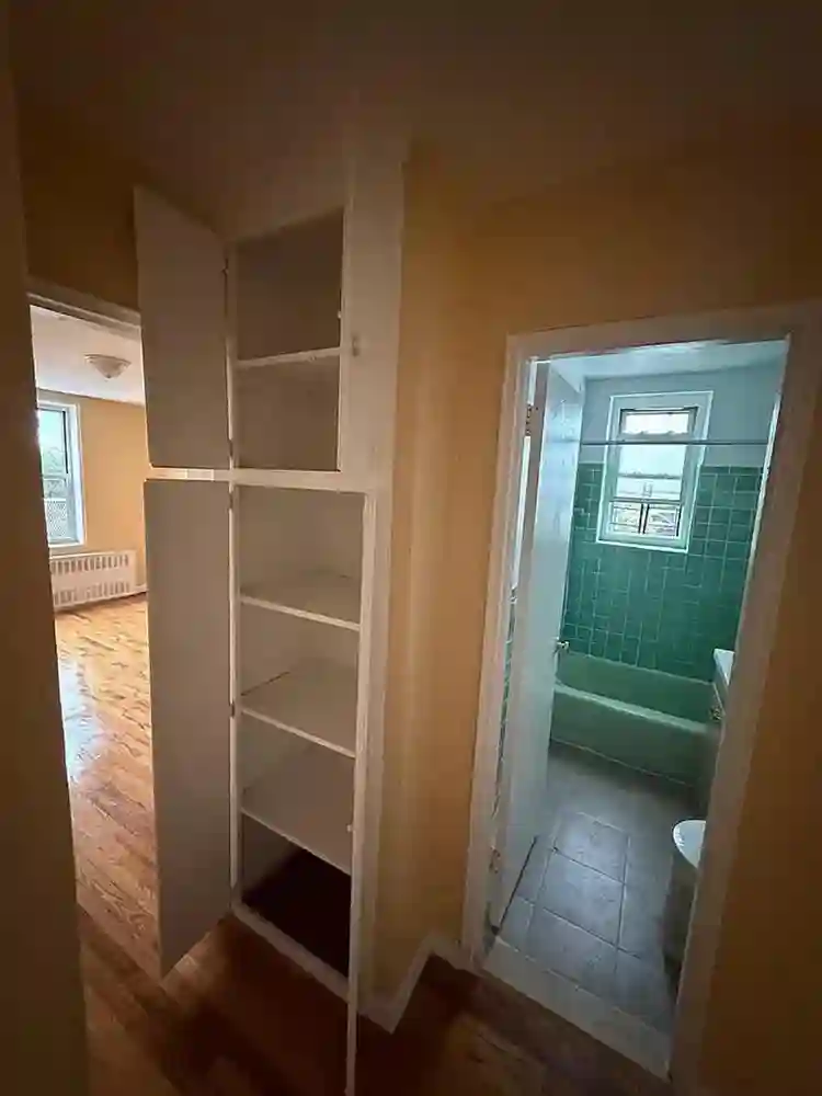 Female roommate needed F4F
