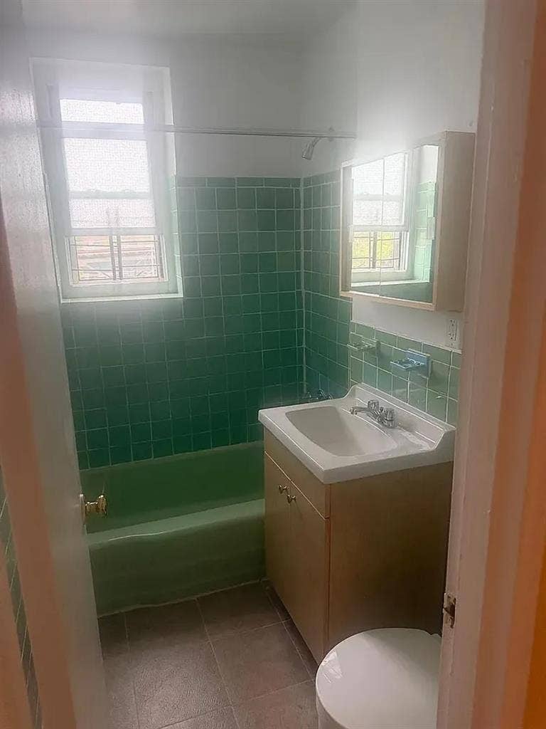 Female roommate needed F4F