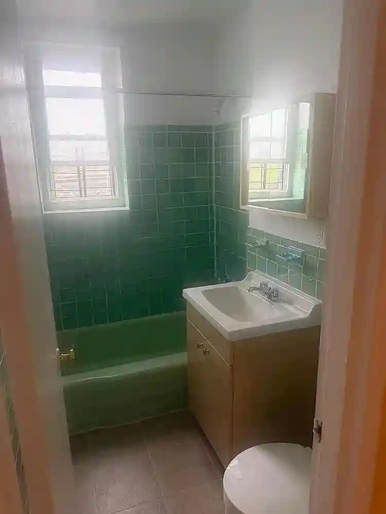 Female roommate needed F4F
