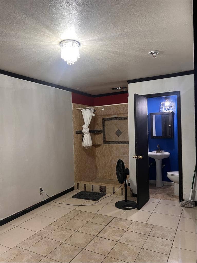 Master bedroom for rent with shower