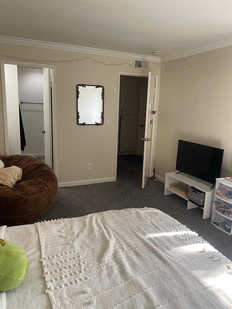 1 bedroom with private bathroom!!