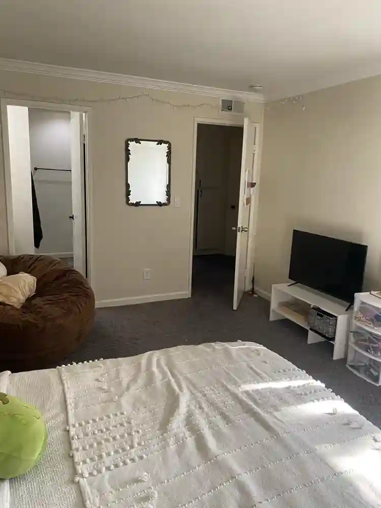 1 bedroom with private bathroom!!