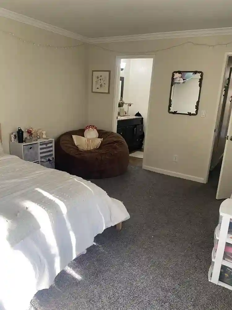 1 bedroom with private bathroom!!