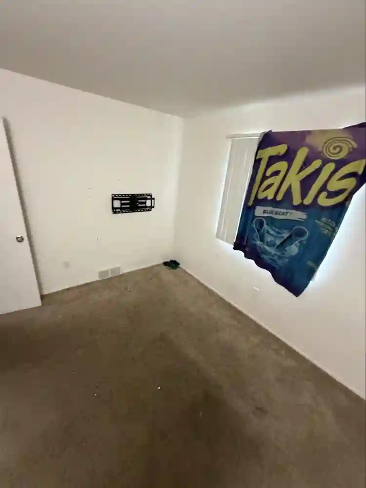 Your room come wit a tv monitor