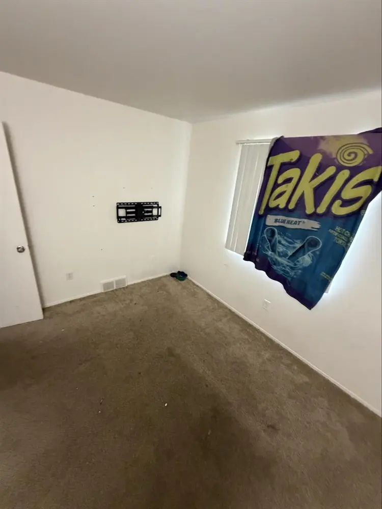 Your room come wit a tv monitor