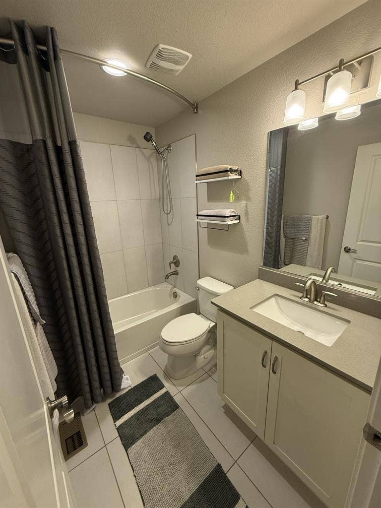 1 bedroom with a private bathroom