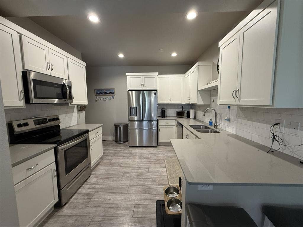 1 bedroom with a private bathroom