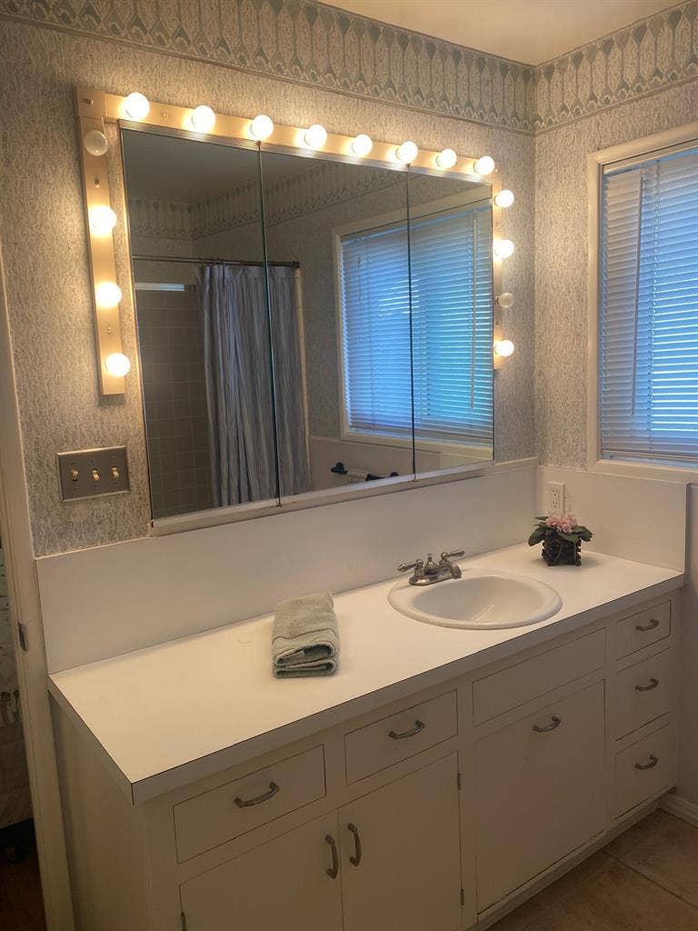 1,499 / 1 Bed w En Suite 1 Bathroom