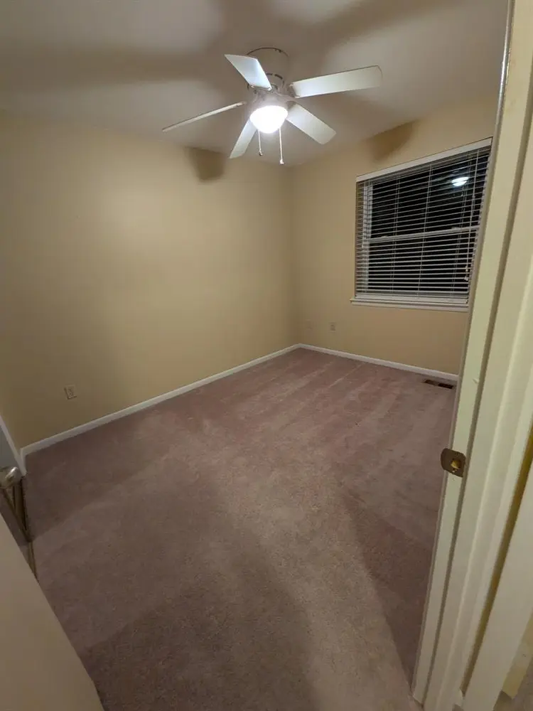 1-2 rooms available Townhouse