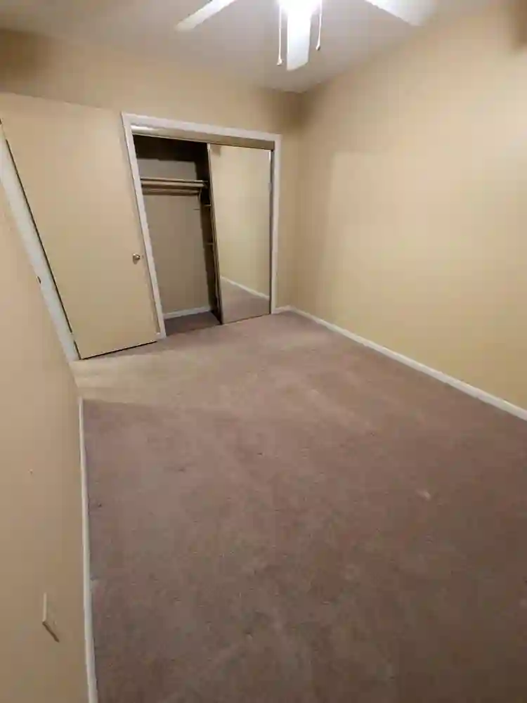 1-2 rooms available Townhouse