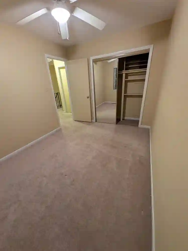 1-2 rooms available Townhouse
