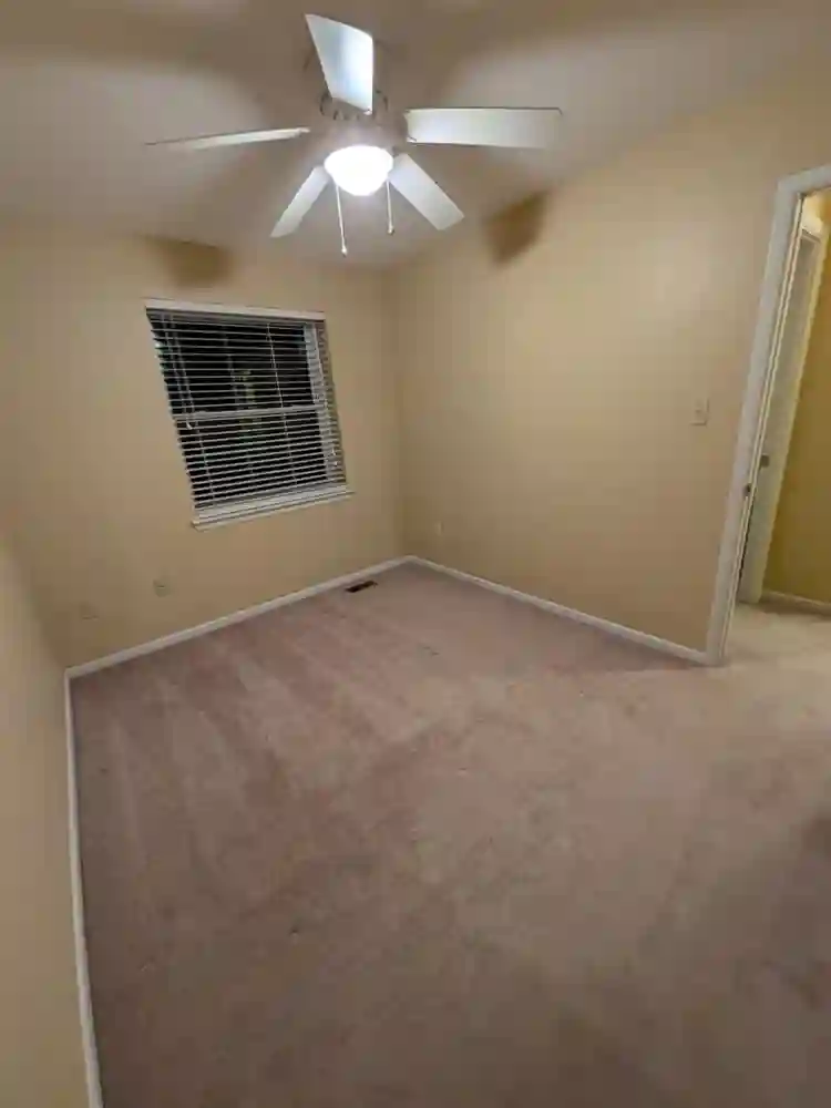 1-2 rooms available Townhouse