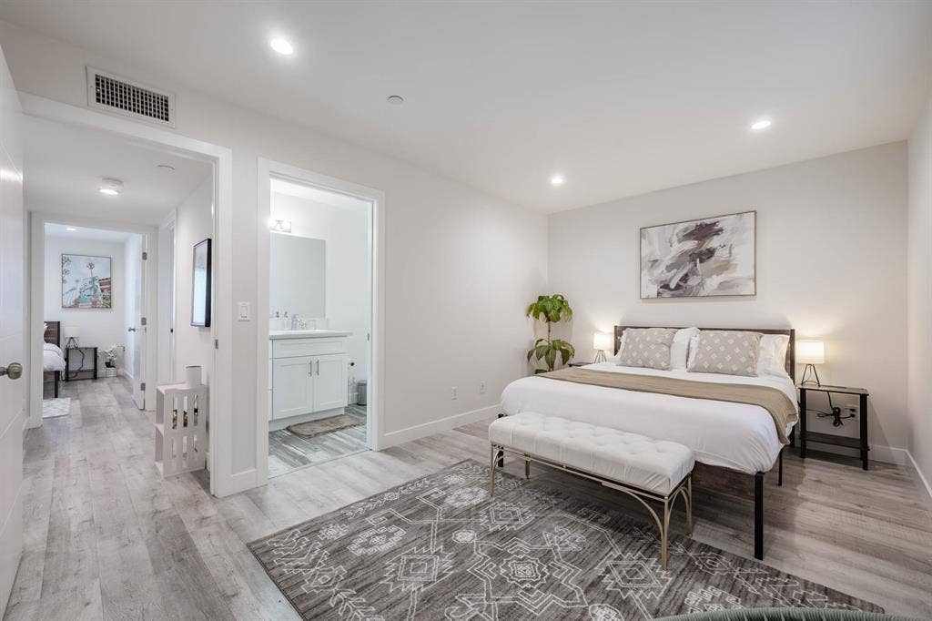 Lux NoHo Room.All Bills Paid.Women