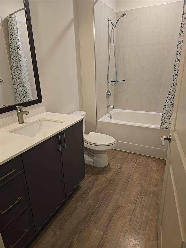 PRIVATE BEDROOM + PRIVATE BATHROOM