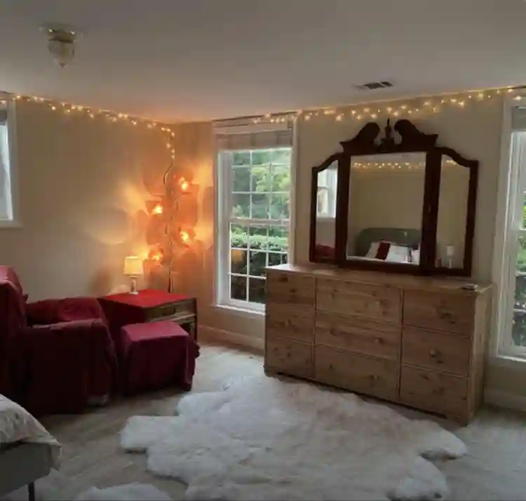 Private bedroom w tub + sittingroom