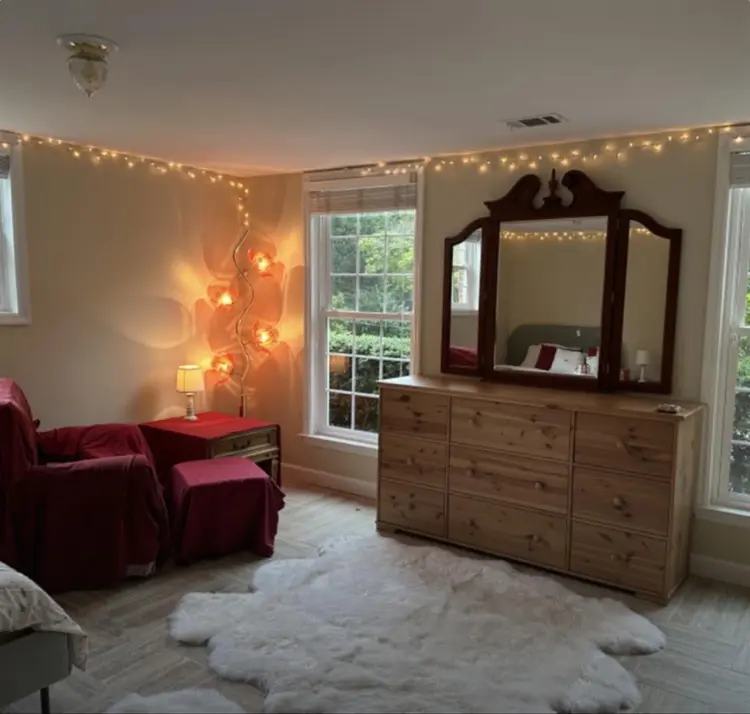 Private bedroom w tub + sittingroom