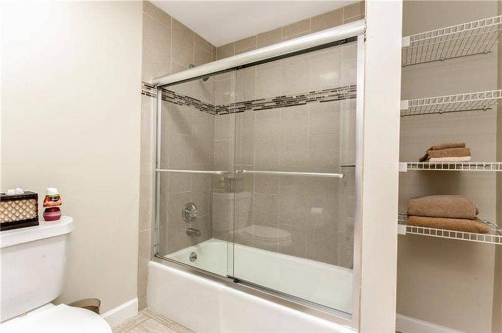 Private bedroom w tub + sittingroom