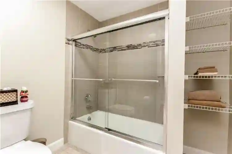 Private bedroom w tub + sittingroom