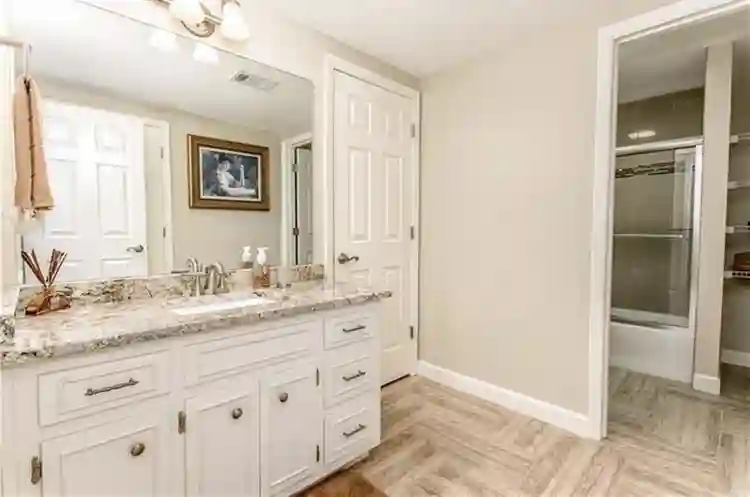 Private bedroom w tub + sittingroom