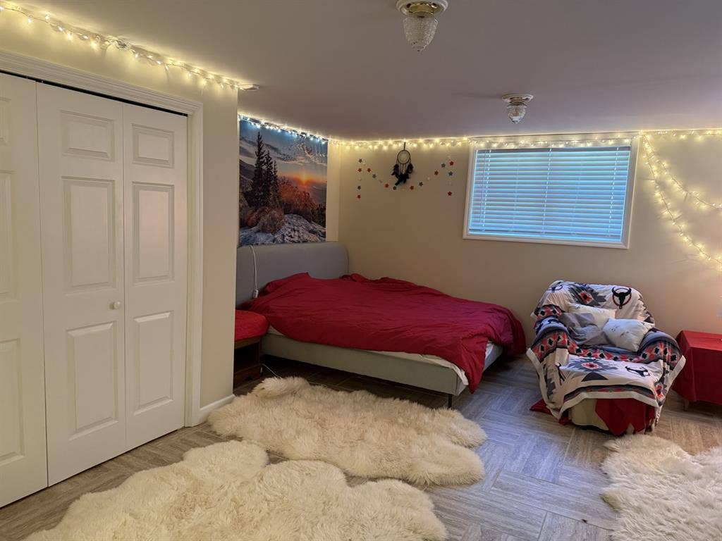 Private bedroom w tub + sittingroom