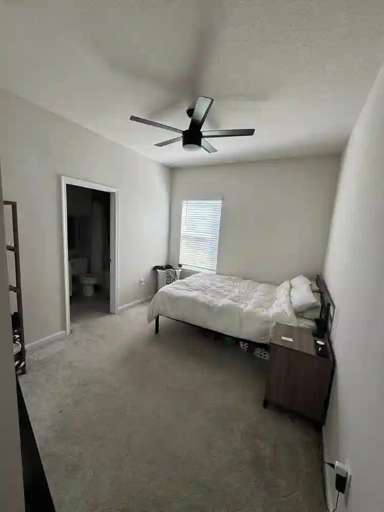 ROOM w/ PRIVATE BATHROOM in Apopka