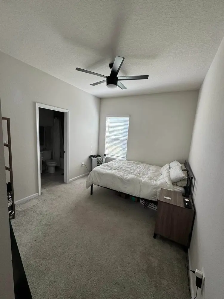 ROOM w/ PRIVATE BATHROOM in Apopka