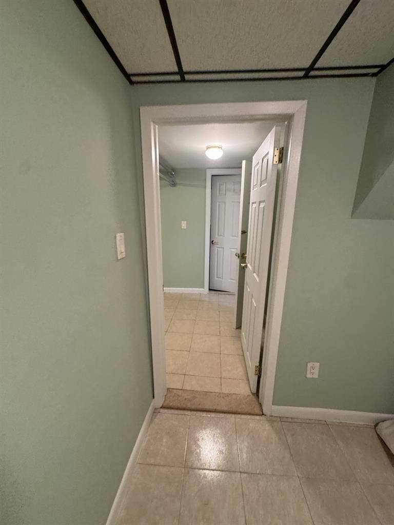 1 bedroom basement w/ private bath