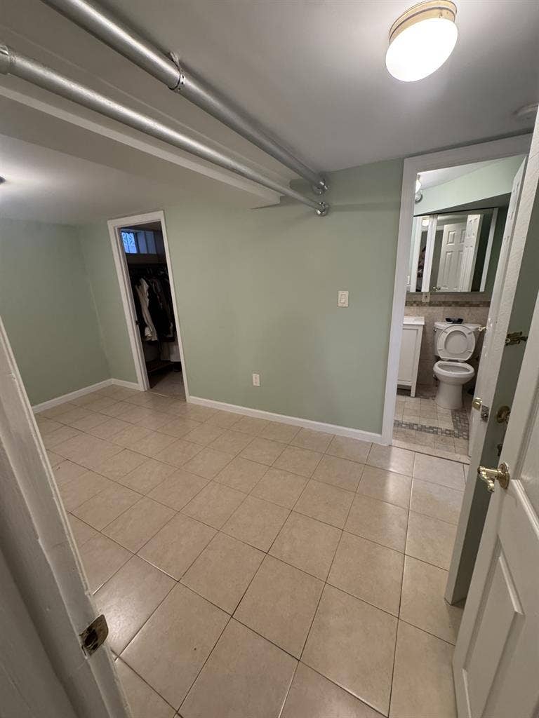 1 bedroom basement w/ private bath