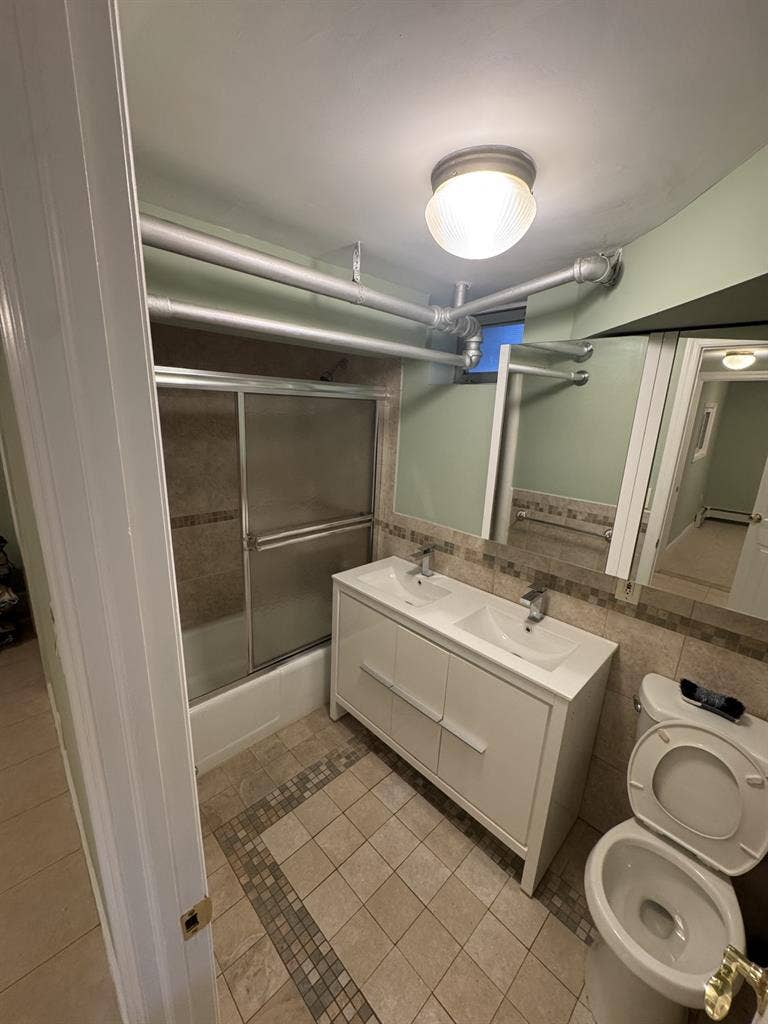 1 bedroom basement w/ private bath