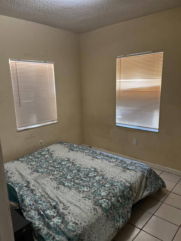2 clean large bd rooms for rent