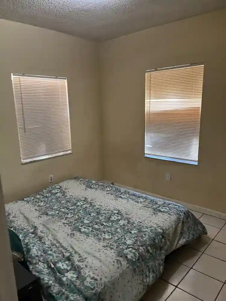 2 clean large bd rooms for rent