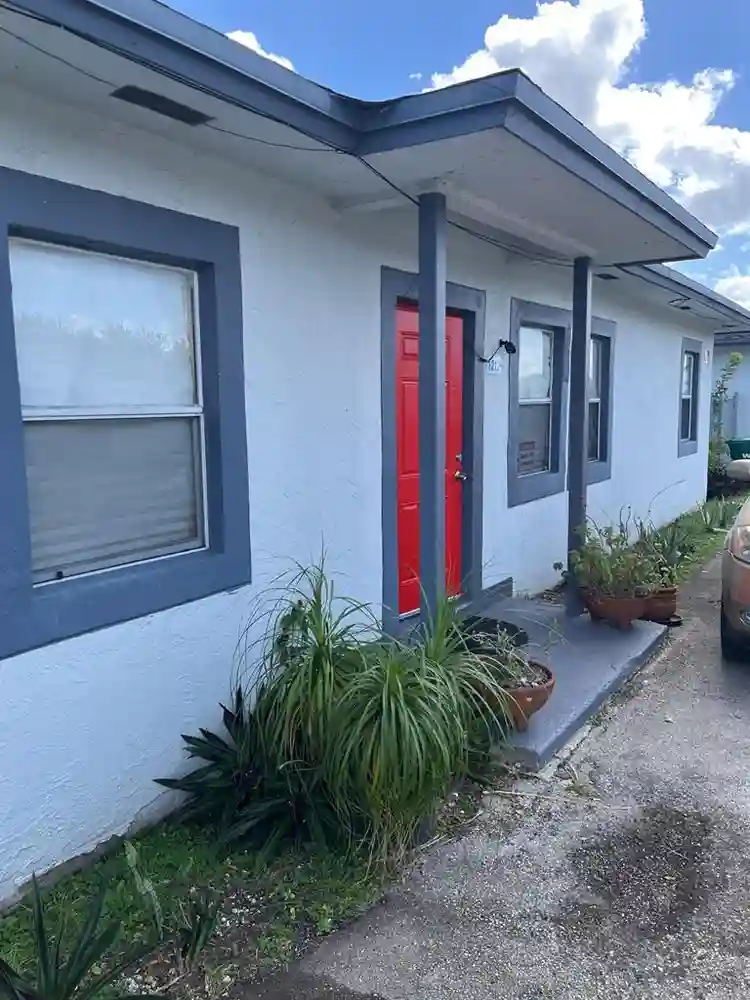2 clean large bd rooms for rent