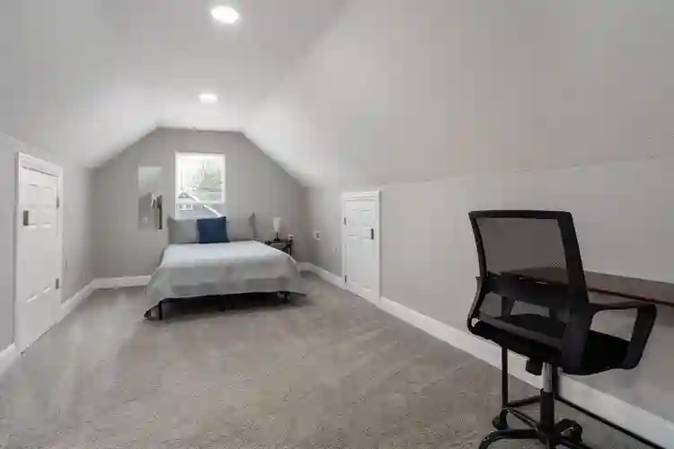 Private 3rd-Floor Loft — Move-In!
