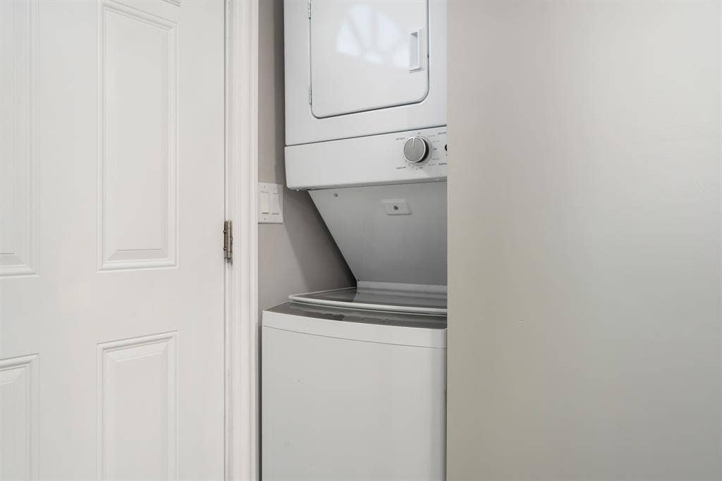 Private 3rd-Floor Loft — Move-In!