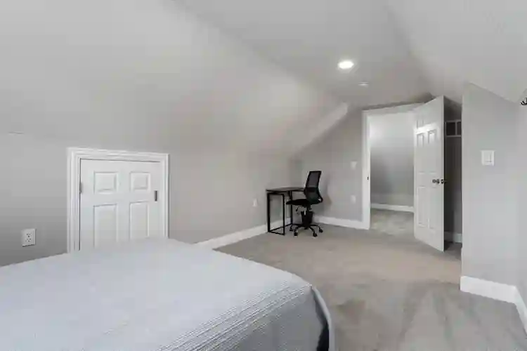 Private 3rd-Floor Loft — Move-In!