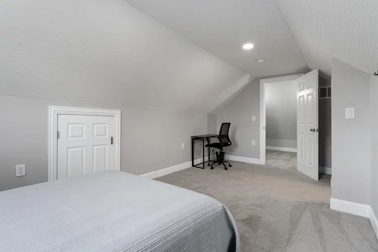 Private 3rd-Floor Loft — Move-In!