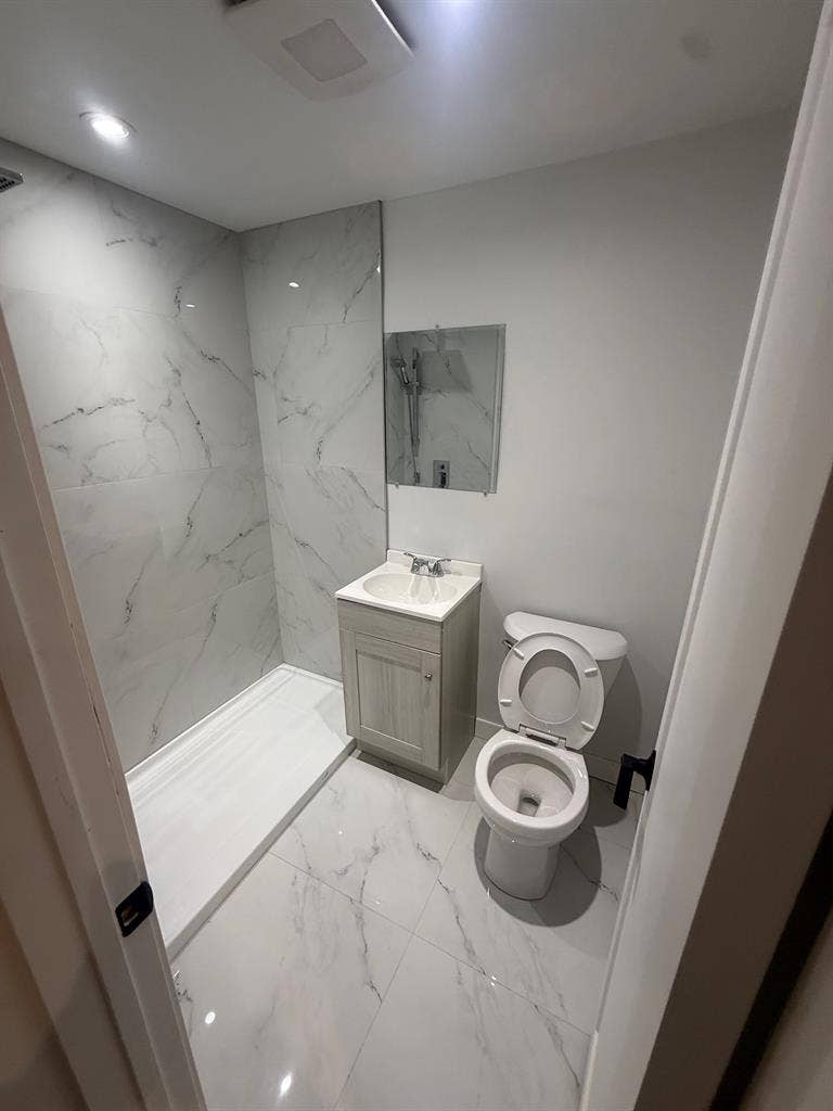 Bright & Modern 1-Bedroom Apartment