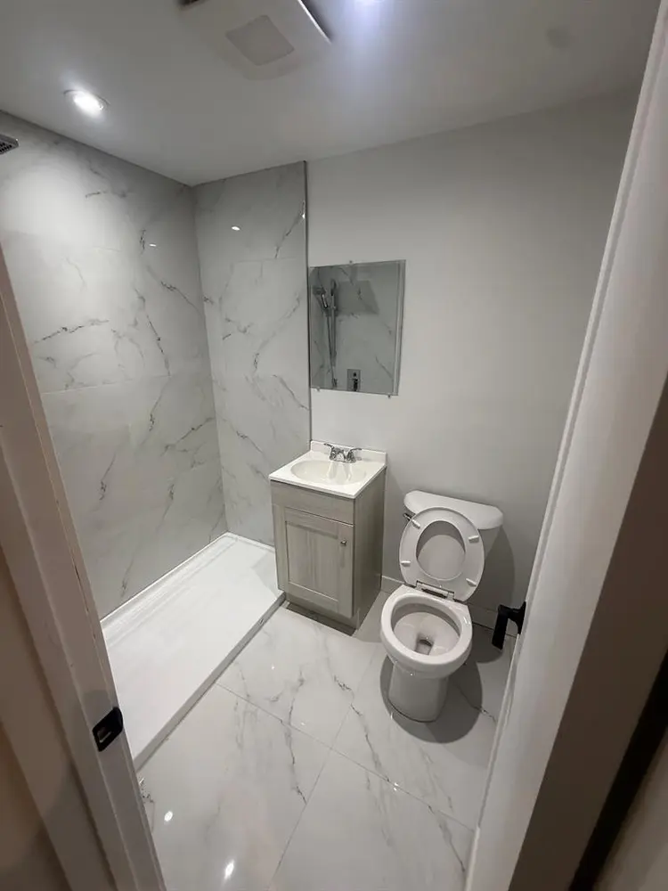 Bright & Modern 1-Bedroom Apartment