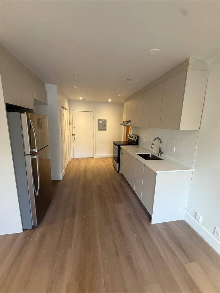 Bright & Modern 1-Bedroom Apartment