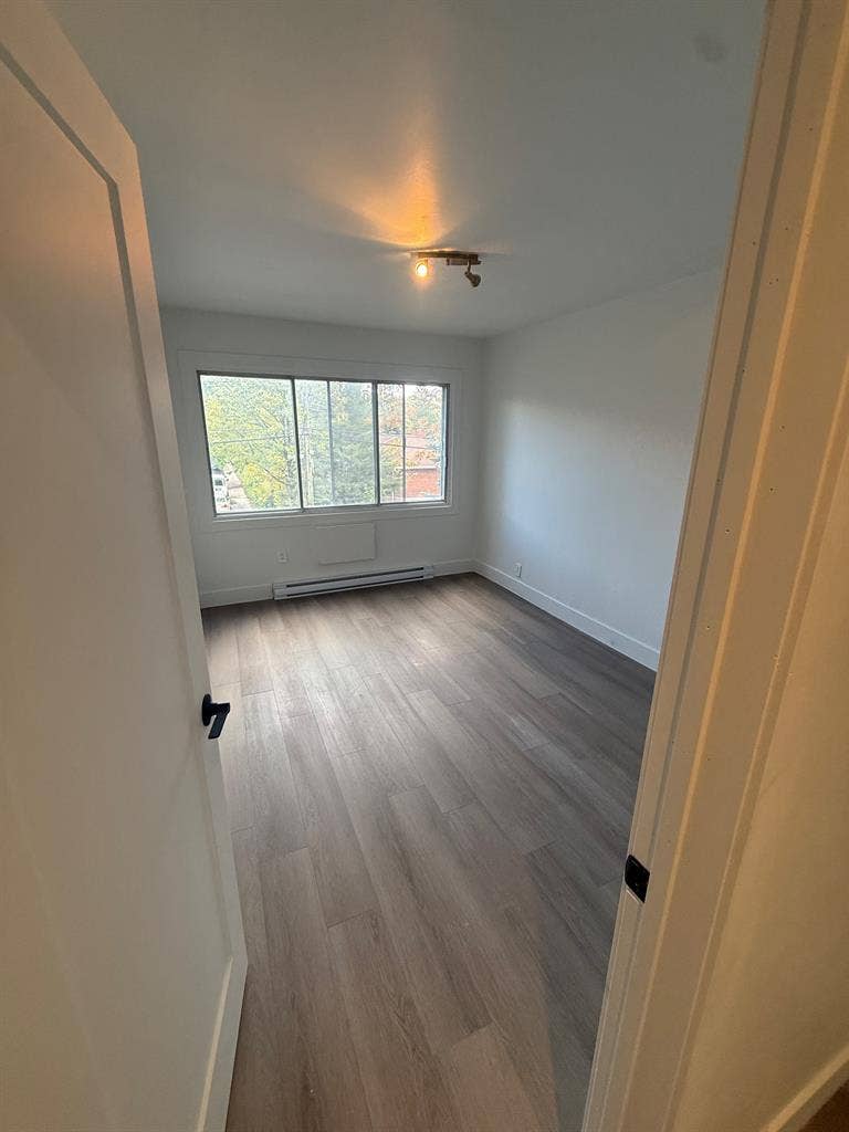 Bright & Modern 1-Bedroom Apartment